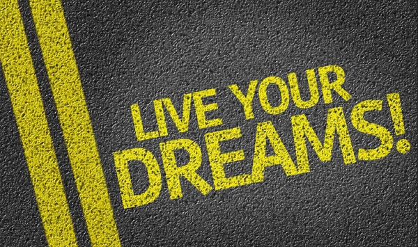 Live Your Dreams! skriven på vägen — Stockfoto