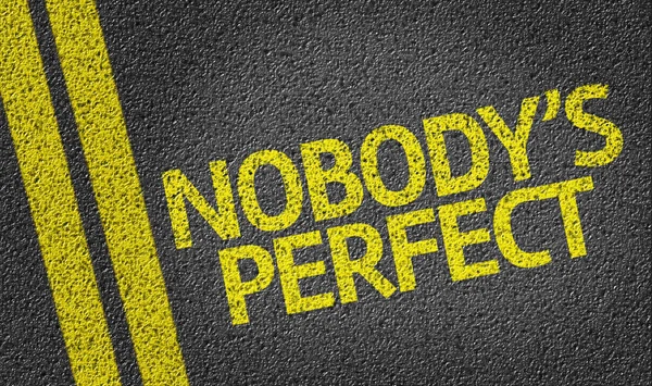 Ninguém é perfeito escrito na estrada — Fotografia de Stock