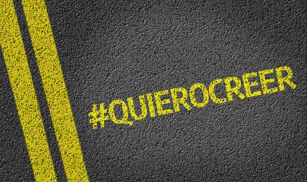 QuieroCreer written on the road (in spanish) — Stock Photo, Image