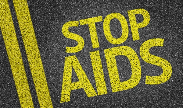 Parar AIDS escrito na estrada — Fotografia de Stock