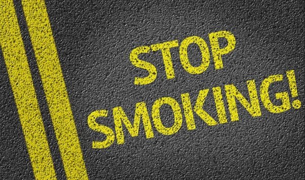 Pare de fumar escrito na estrada — Fotografia de Stock
