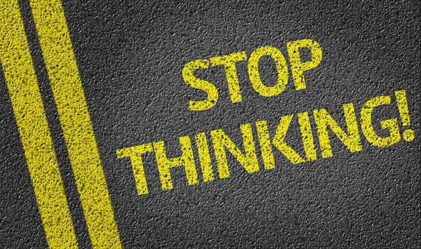 Stoppen met denken! geschreven op de weg — Stockfoto