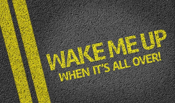 Obudź mnie, kiedy It's All Over! napisane na drodze — Zdjęcie stockowe