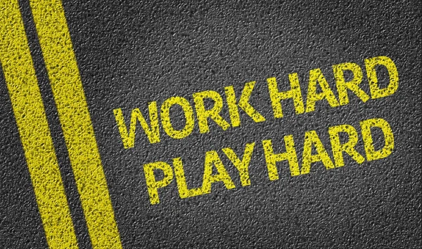 Pracować ciężko grać ciężko napisane na drodze — Zdjęcie stockowe