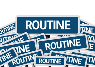 birden çok yol işaret üzerinde yazılı rutin
