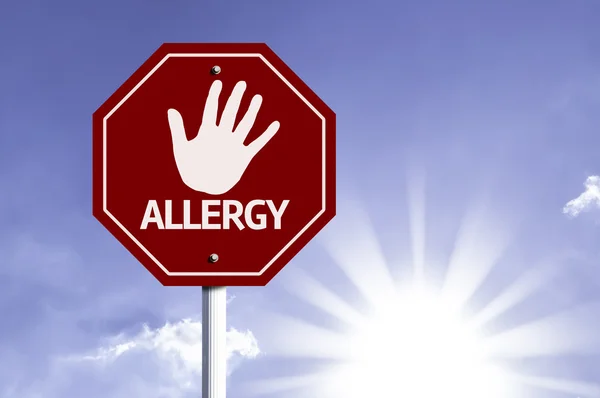 Красный знак остановки аллергии — стоковое фото
