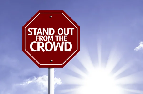 Stand dışarı gelen kalabalık kırmızı işaret — Stok fotoğraf