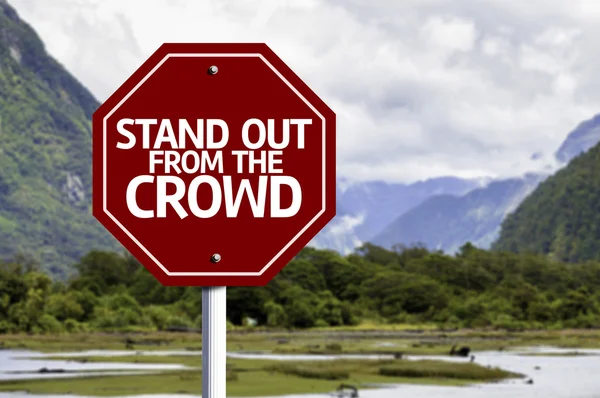 Stand Out z Crowd czerwony znak — Zdjęcie stockowe