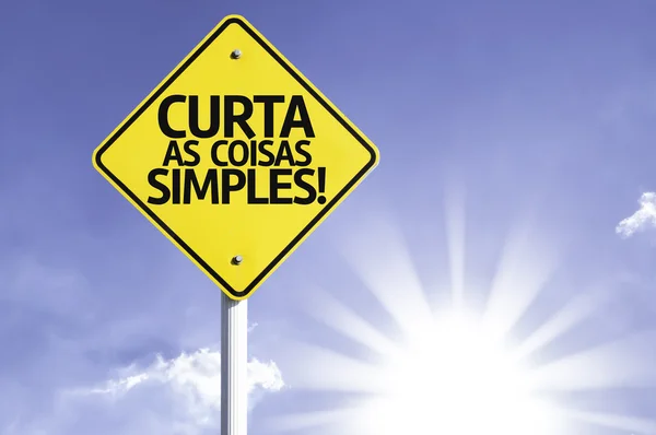 "Curta jako Coisas simples "(w języku portugalskim: Enjoy Little things) znak drogowy — Zdjęcie stockowe