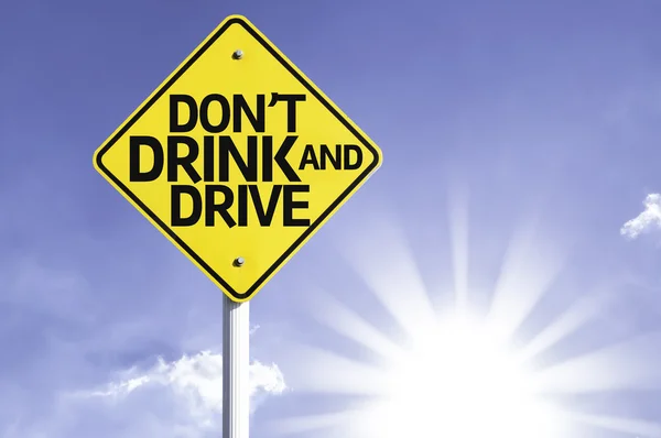 Не пийте і не води дорожній знак — стокове фото
