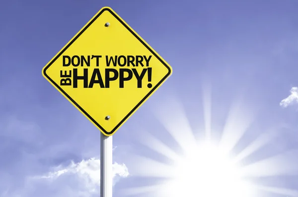 Не волнуйтесь, будьте счастливы! дорожный знак — стоковое фото