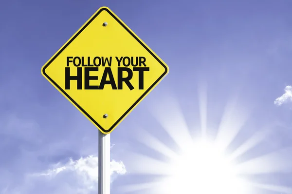 Siga o seu sinal de estrada coração — Fotografia de Stock