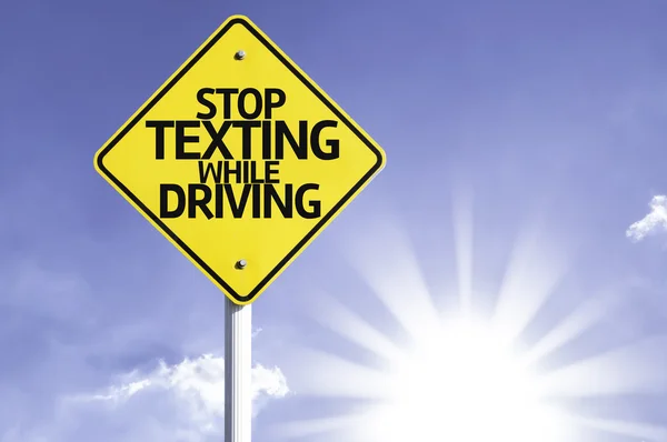 Stopp-SMS während der Fahrt Verkehrsschild — Stockfoto