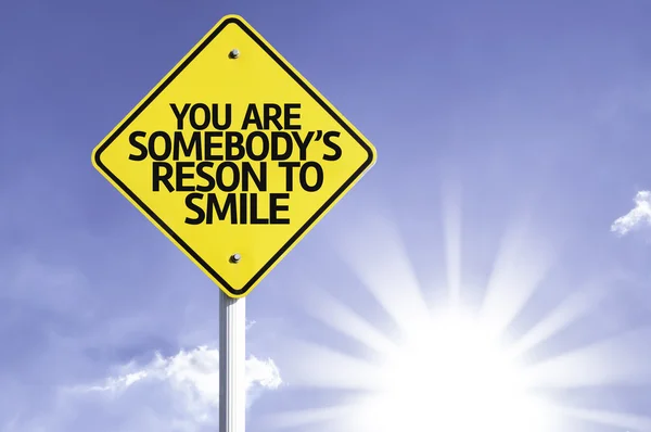 You Are Somebody 's Reason to Smile road sign — стоковое фото