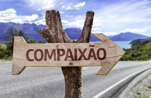 "Compaixao "(på portugisiska: medkänsla) trä skylt — Stockfoto