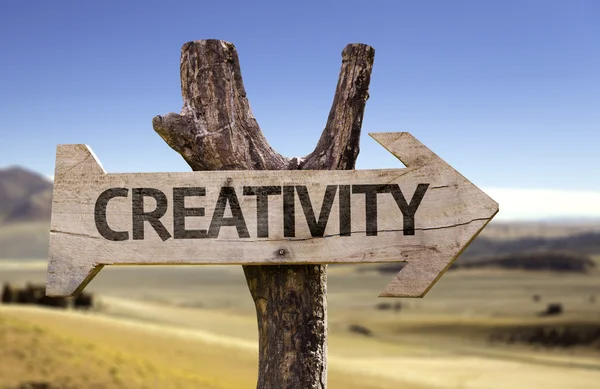 Kreativitet träskylt med öken bakgrund — Stockfoto