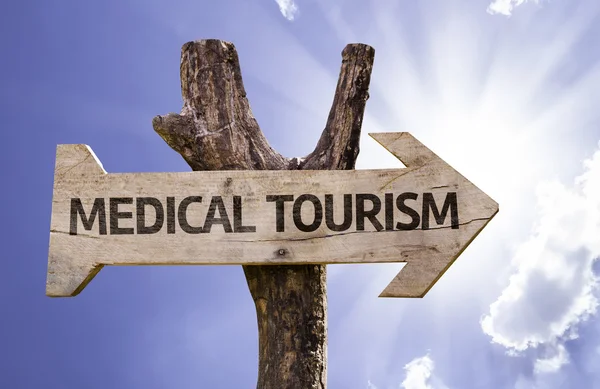 Деревянный знак медицинского туризма — стоковое фото