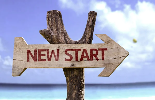 Sinal de madeira New Start — Fotografia de Stock