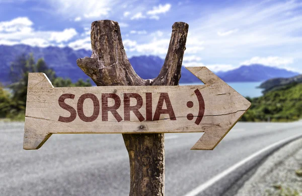 Sorria:) signo de madera —  Fotos de Stock