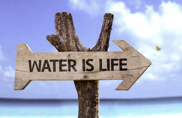 Water is leven houten teken — Stockfoto