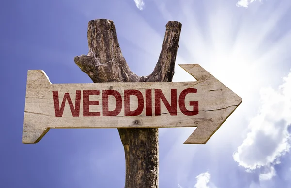 Bruiloft houten bord met een strand op achtergrond — Stockfoto