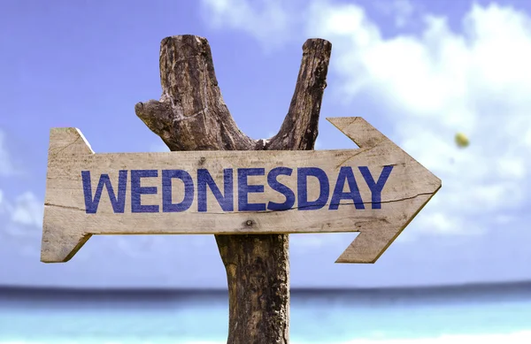 Mittwoch Holzschild mit einem Strand im Hintergrund — Stockfoto