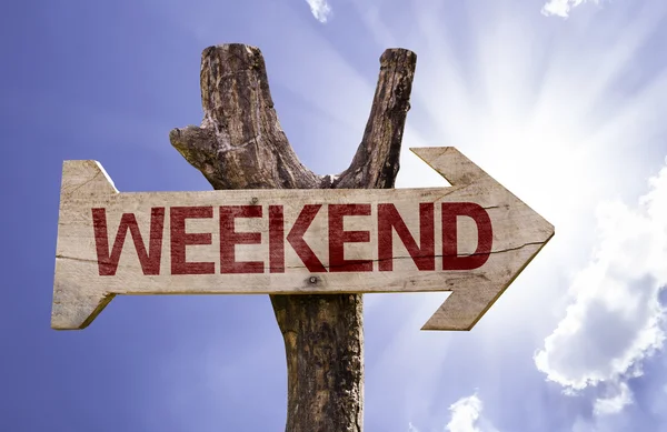 Weekend houten teken op een mooie dag — Stockfoto