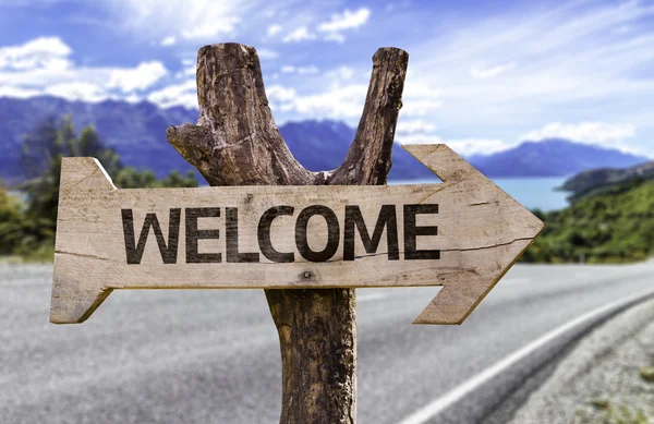 Welcome wooden sign with a beach on background — Stock Photo, Image