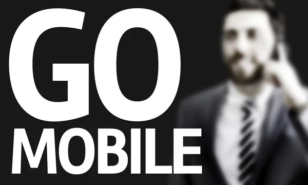 Hombre de negocios con el texto Go Mobile en una imagen conceptual — Foto de Stock