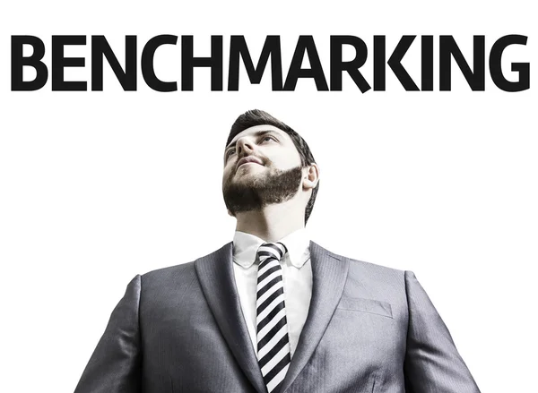 Hombre de negocios con el texto Benchmarking en una imagen conceptual —  Fotos de Stock