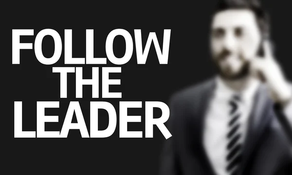 Hombre de negocios con el texto Seguir al Líder en una imagen conceptual — Foto de Stock