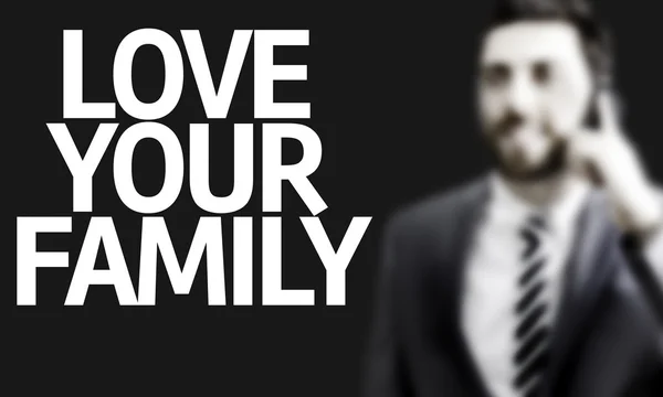 Zakenman met de tekst hou uw familie in een concept-afbeelding — Stockfoto