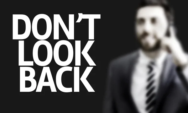 Geschäftsmann mit dem Text Don 't Look Back — Stockfoto