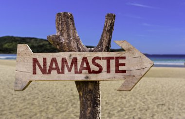 Namaste ahşap arka plan kumsalda işaretiyle