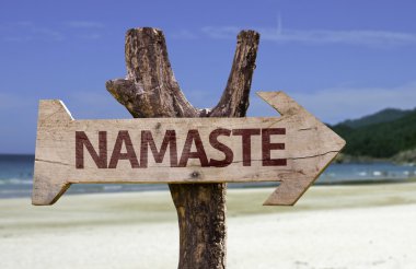 Namaste ahşap arka plan kumsalda işaretiyle
