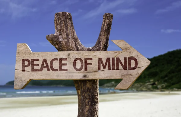 Spokój umysłu drewniany znak z plaży na tle — Zdjęcie stockowe