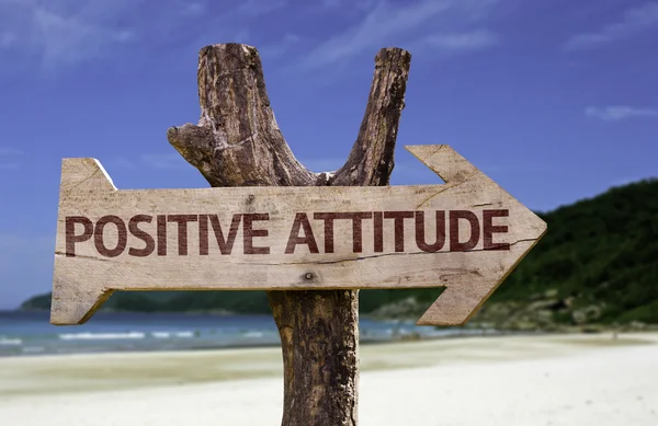 Positiv attityd träskylt med en strand på bakgrund — Stockfoto