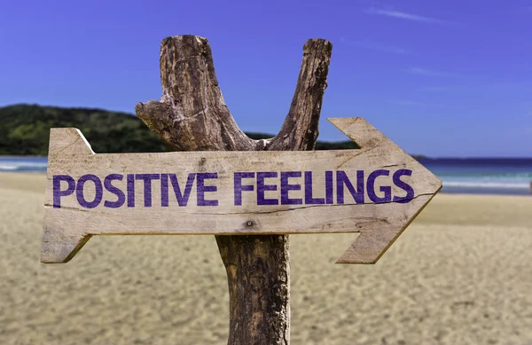 Positive Gefühle Holzschild mit einem Strand im Hintergrund — Stockfoto