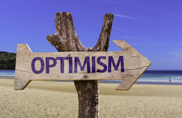 Señal de madera optimista con una playa en el fondo — Foto de Stock