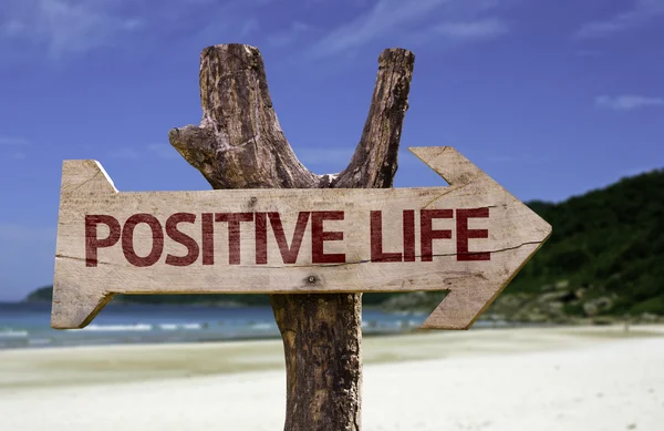 Pozytywne życie drewniany znak z plaży na tle — Zdjęcie stockowe