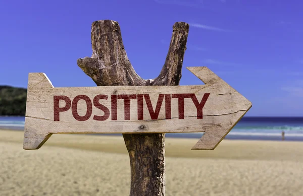 Señal de madera positiva con una playa en el fondo —  Fotos de Stock