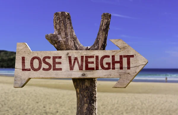 Gewichtsverlust Holzschild mit einem Strand im Hintergrund — Stockfoto