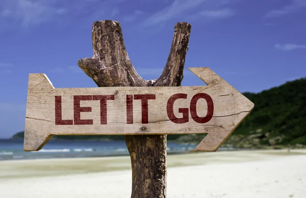 Let It Go letrero de madera con una playa en el fondo —  Fotos de Stock