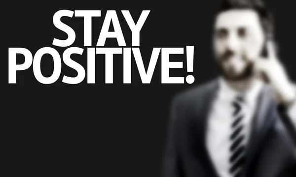 Homme d'affaires avec le texte Stay Positive dans une image conceptuelle — Photo