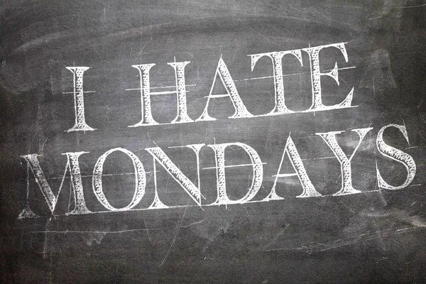 Я ненавижу понедельники, написанные на борту — стоковое фото