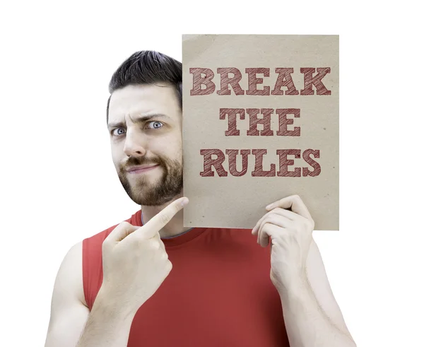 Человек с карточкой с текстом нарушает правила — стоковое фото