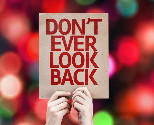 Niet ooit Look Back geschreven op kleurrijke achtergrond — Stockfoto