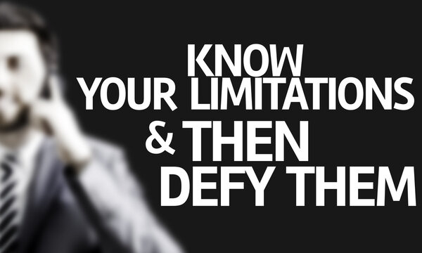 Бизнесмен с текстом Know Your Limitations & Then Define Them
