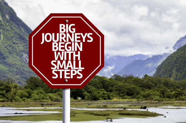 Grote reizen beginnen met kleine stapjes geschreven op rode verkeersbord — Stockfoto