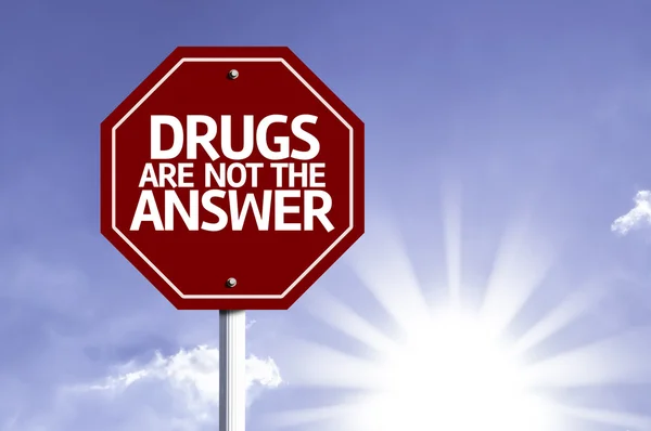 Le droghe non sono la risposta scritta sul cartello stradale rosso — Foto Stock